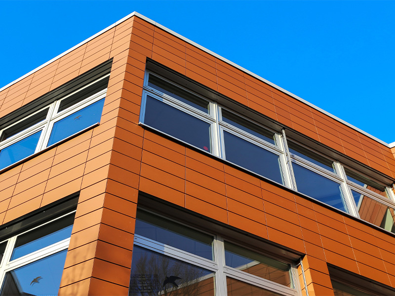 Hausfassade, die mit mit Pulverlack beschichteten Platten verkleidet wurde.