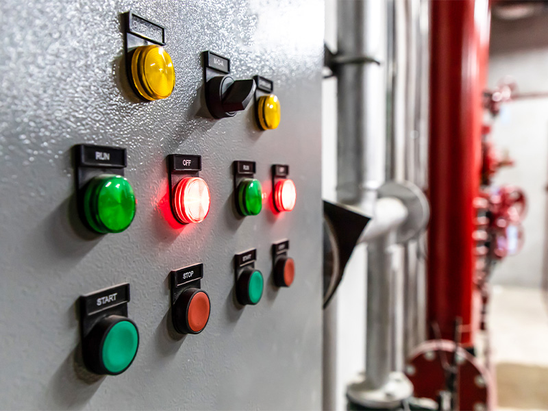 Grauer Schaltkasten, der mit Beschichtung aus Pulverlack Compounds präpariert wurde.