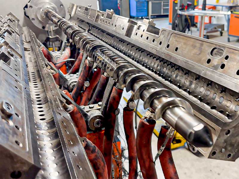 Prozessraum eines COMPEO 55 Compounders, der basierend auf dem patentierten BUSS Ko-Kneter-Prinzip funktioniert.