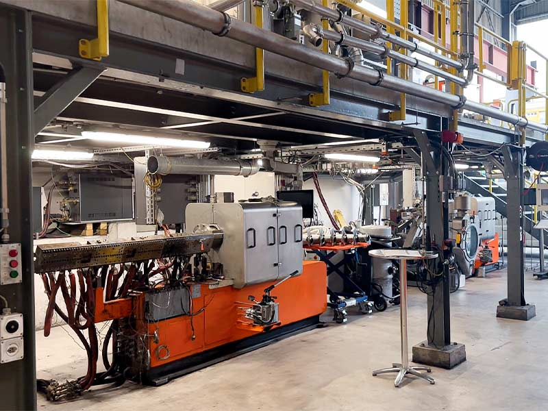 Einblick in das BUSS Technikum mit einem COMPEO 55 Compounder. Im BUSS Technikum werden neue verfahrenstechnische Abläufe und Compoundier-Prozesse entwickelt.