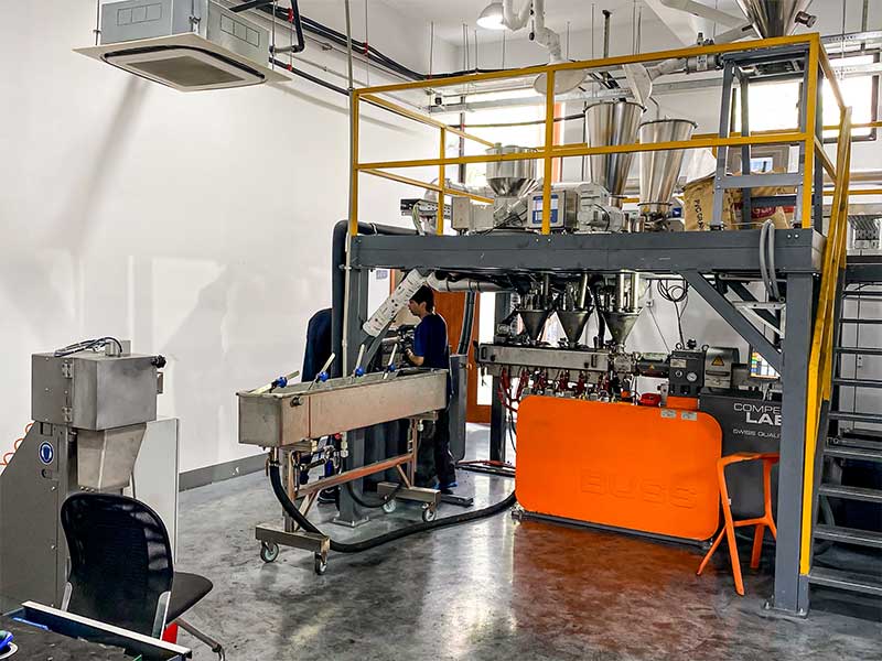 Einblick in das BUSS Test Center in China mit einem COMPEO LAB Compounder. Im BUSS Test Center werden neue verfahrenstechnische Abläufe und Compoundier-Prozesse für Kunden entwickelt.
