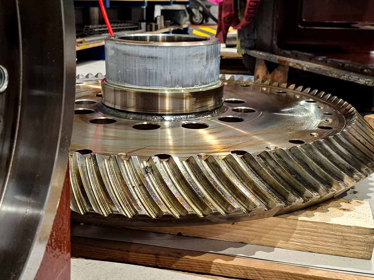 buss_webrelaunch_service_modernisierung-aufbereitung-revision-compounder-ko-kneter Wir bieten im Rahmen unserer Serviceleistungen auch die Revision unserer BUSS Ko-Kneter und deren Überarbeitung und Modernisierung an. Auf dem Bild ist ein Teil eines Ko-Kneter Getriebeszu sehen, dass zur Überholung in unserer Niederlassung in der Schweiz ist.