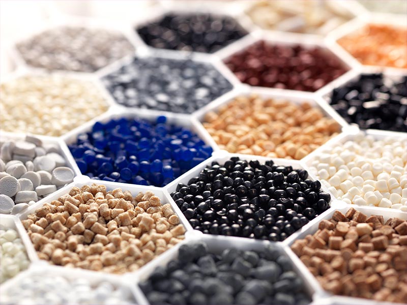 compound-granules-for-the-future_innovative-plastic-compounds Verschiedene Compounds in sechseckigen weißen Schälchen, die ein rpräsentatives Beispiel der vielfältigen Plastik-Compounds sind, die mit BUSS Compoundern gefertigt werden können. Die Farbe der Compound-Granulate reichen von verschiedenen Brauntönen über Schwarz und Blau bis Weiss.