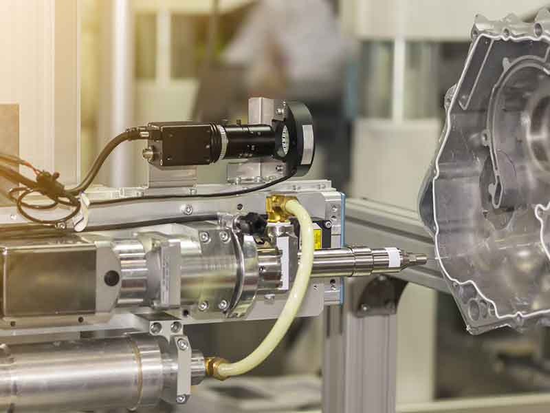 Schmelzklebstoff in einer industriellen Anwendung