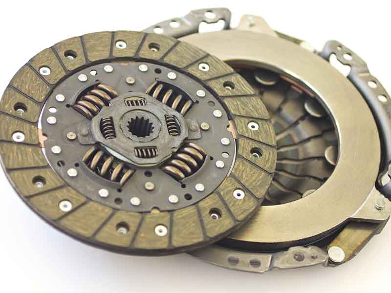 Goldfarbene technische Bauteile aus Duroplast für den Motorraum