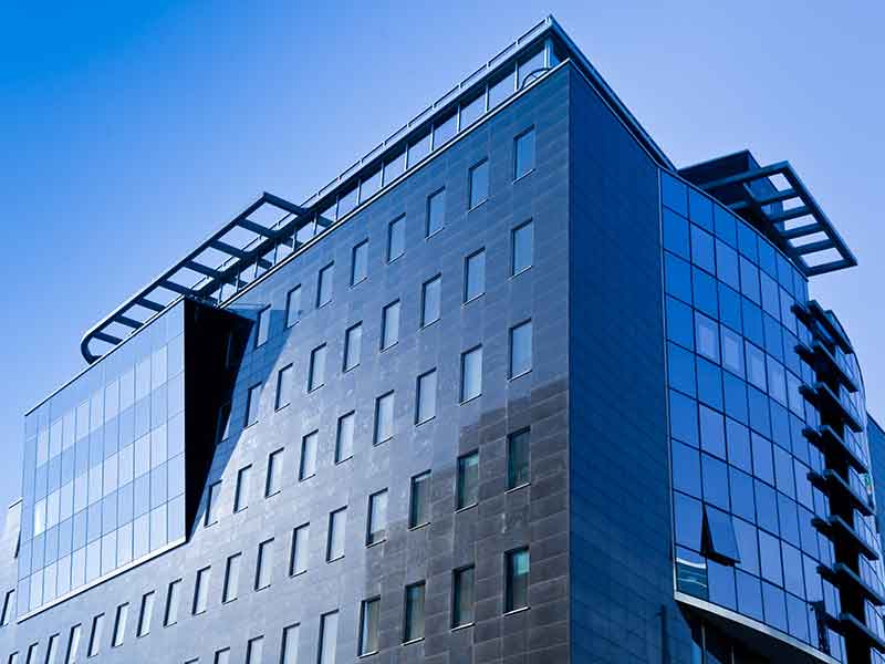 Aluminium für Aluminiumelemente an Gebäudefassaden wird mit Anodenpaste von BUSS Compoundier-Systemen hergestellt.