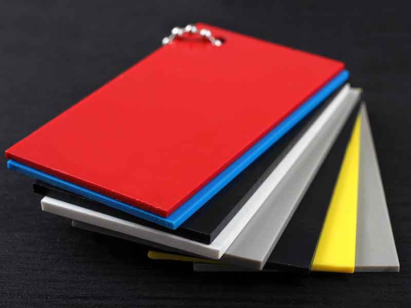 Dünne Plastikkarten bestehend aus einer Basis hergestellt mit BUSS-Kalander-Aufbereitungssystemen