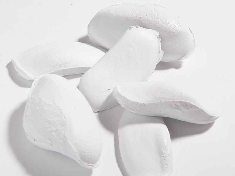 Weiße Rohmasse-Stückchen für Kalander-Aufbereitungssysteme von BUSS