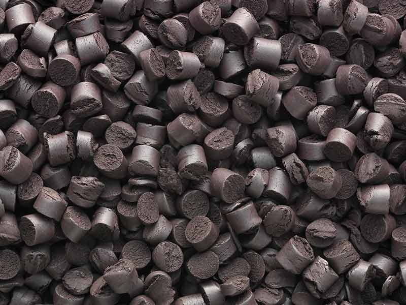 Dunkelviolettes Granulat aus gefüllten und verstärkten Thermoplasten/ Compounds, nach Aufbereitung mit BUSS Compoundier-Systemen