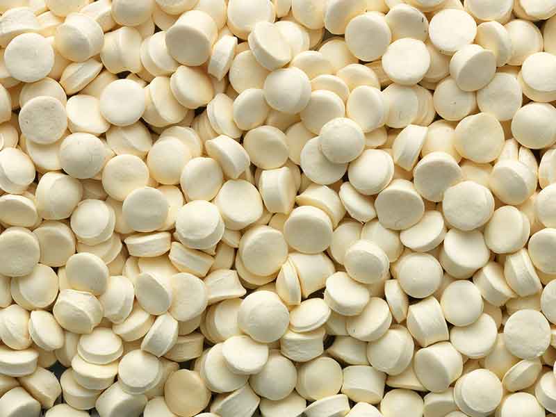 Gelbliches Granulat nach der Hart-PVC Compoundierung mit einer BUSS Compoundieranlage