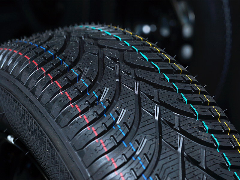 Schwarzer Autoreifen, der aus Rubber Compounds hergestellt wurde.