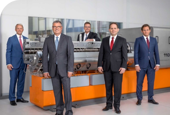 uber-uns_vorstandsvorsitzende-vor-compeo110-compounder The members of the Board of Directors stand together around a COMPEO 110.